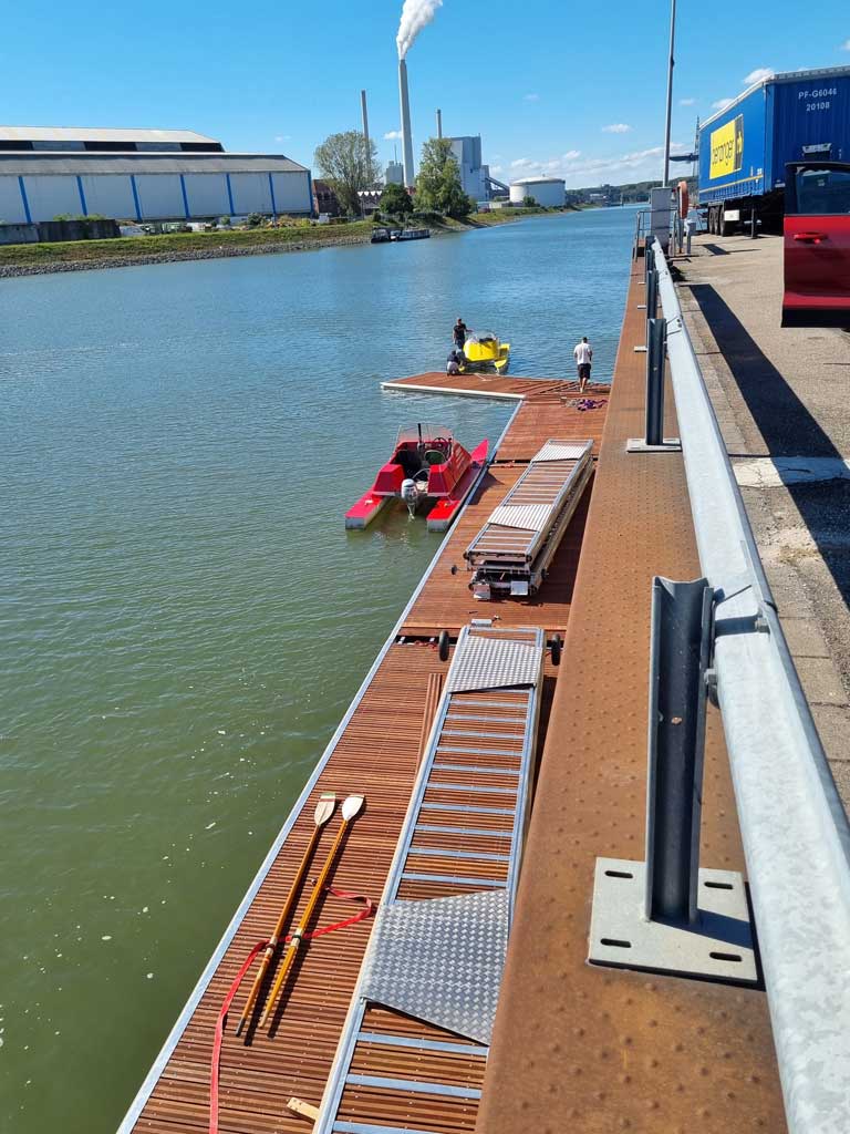 Schwimmsteg zum Schlepp bereit im Binnenhafen Karlsruhe