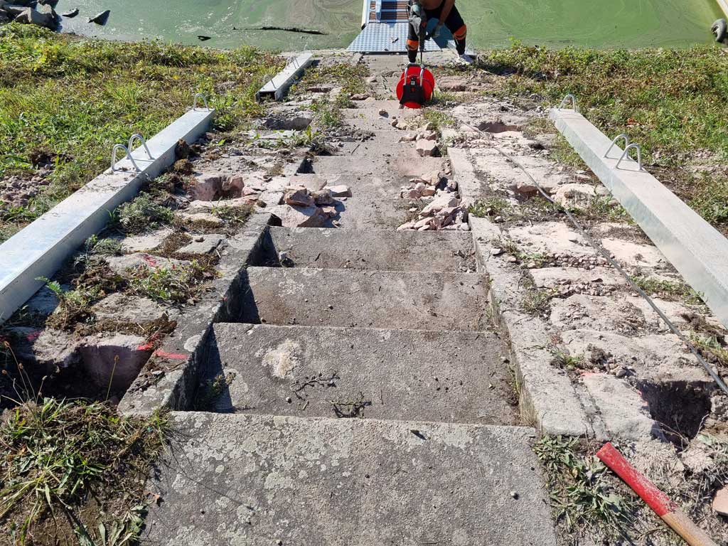 Montage der Führungsschienen im Uferbereich