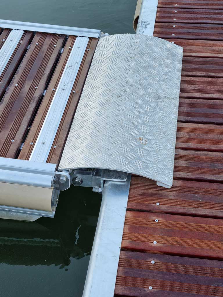 Übergang vom Landzugang zum Schwimmsteg