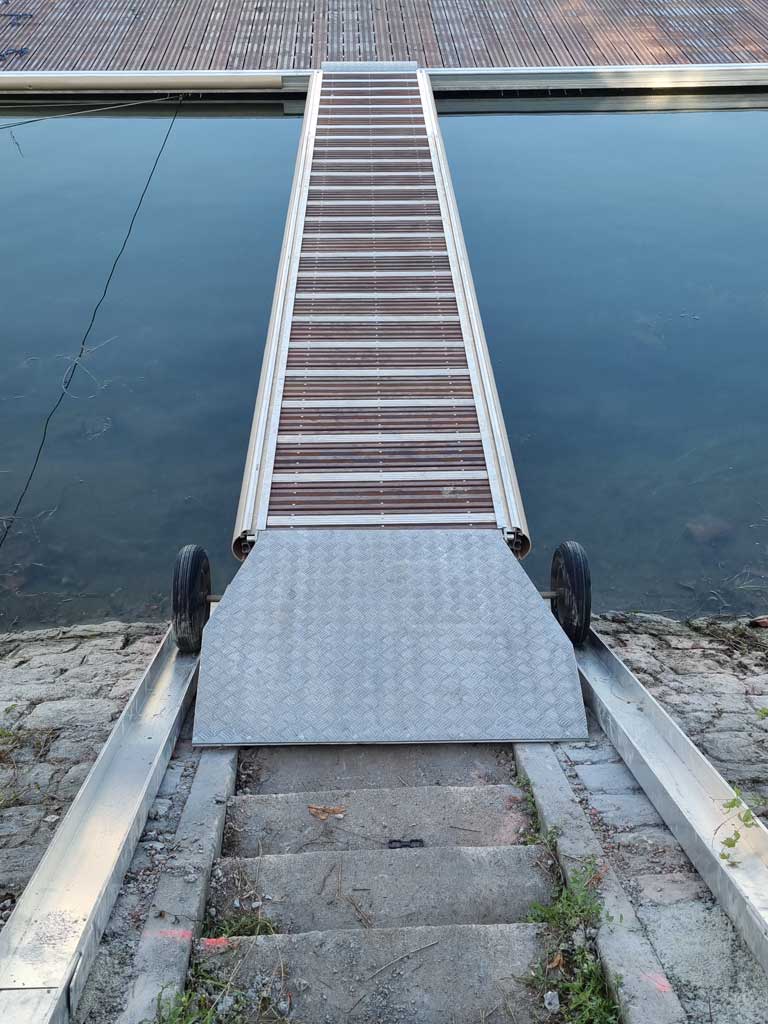 Zugang mit Rädern und Schleppblech