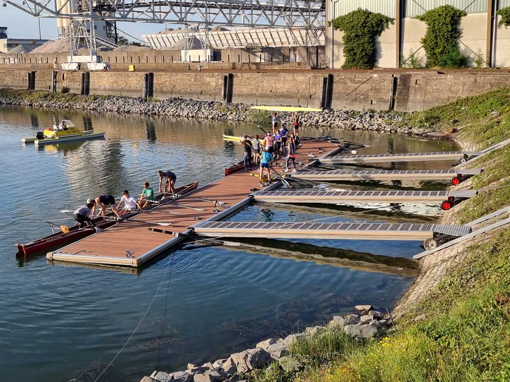 Fertiger Schwimmsteg mit 4 Zugängen