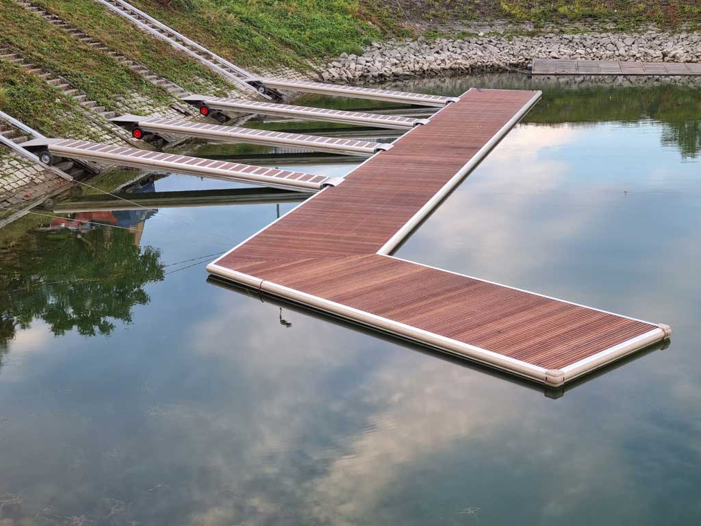 Schwimmsteg mit 4 Zugängen