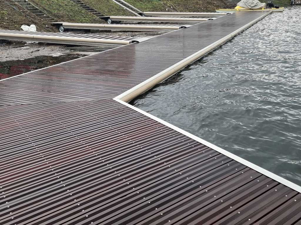 Schwimmsteg Oberfläche