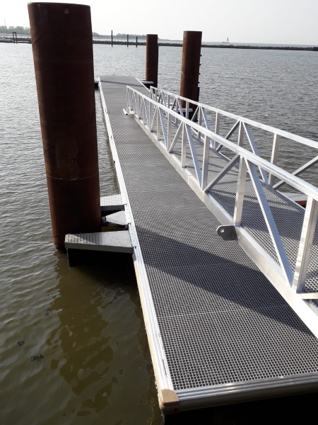 Anlegeplattform mit Zugangsbrücke Cuxhaven