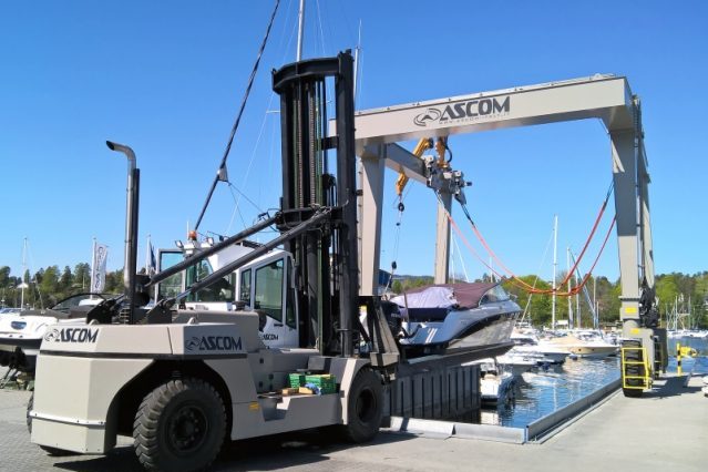 Ascom Forklift beim Zuwasserlassen