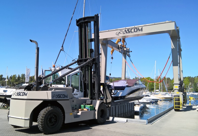 Ascom Forklift beim Zuwasserlassen