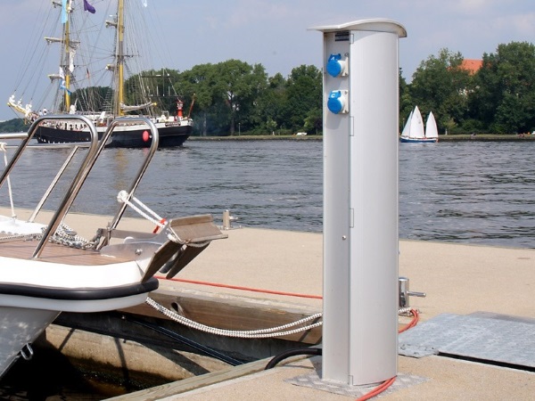 Versorgungssaeule TallyKey T6 im Hafen Rostock